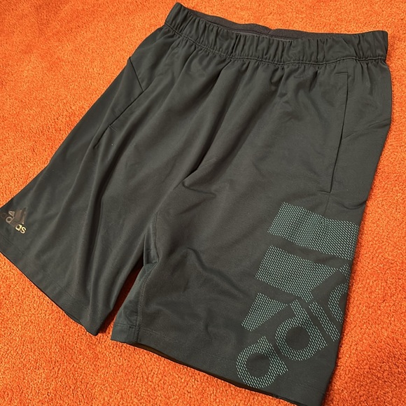 Adidas shorts size medium - Picture 2 of 3